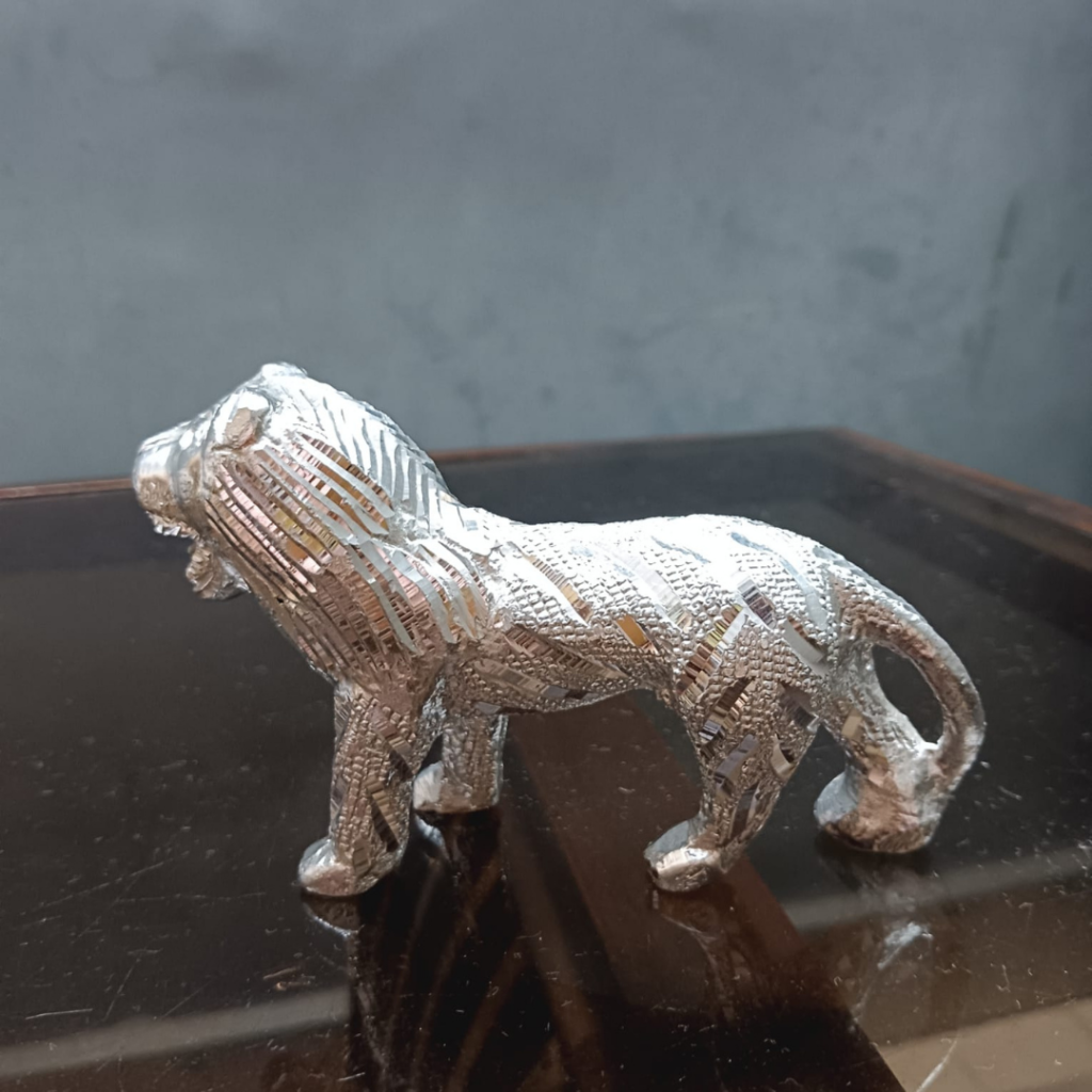 Striking Silver Lion Figurine – Regal Home Accent